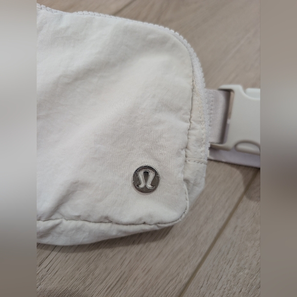 Lululemon Everywhere Belt Bag White Opal - Picture 2 of 9
